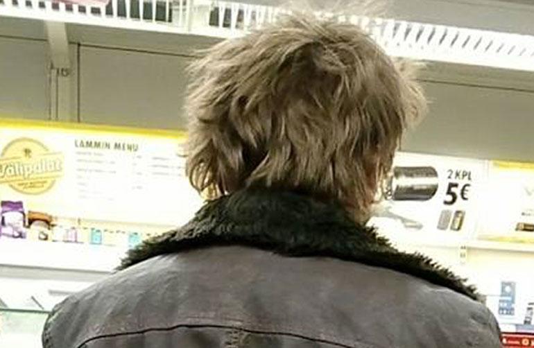 Jonne Aaron panosteli kioskilla.