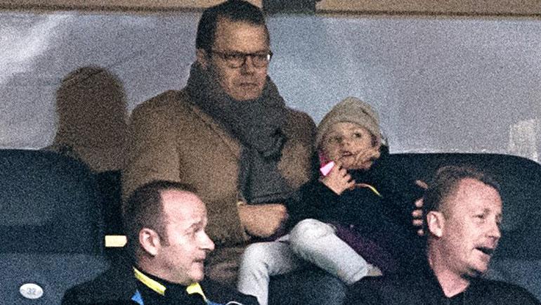 Prinssi Daniel ja prinsessa Estelle AIK:n jalkapallo-ottelussa.