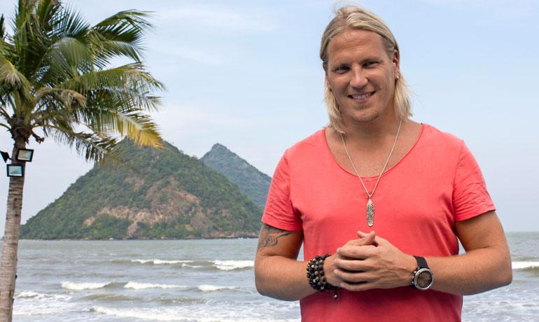 Sami Kuronen juontaa Temptation Island Suomi -ohjelmaa.