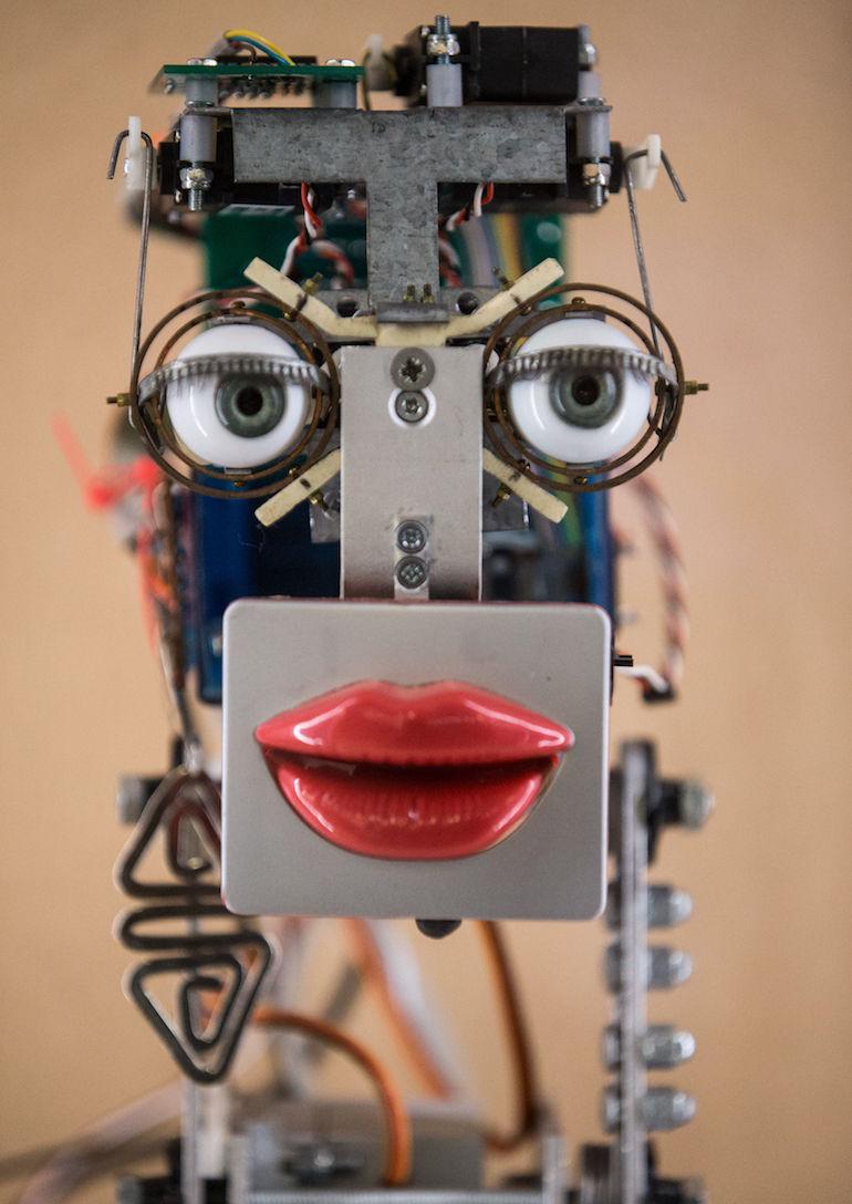 Mie rakensi itselleen robottimorsiamen.