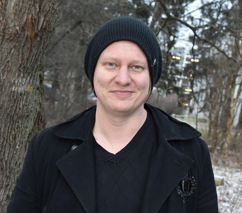 jaajo linnonmaa pipo päässä metsässä