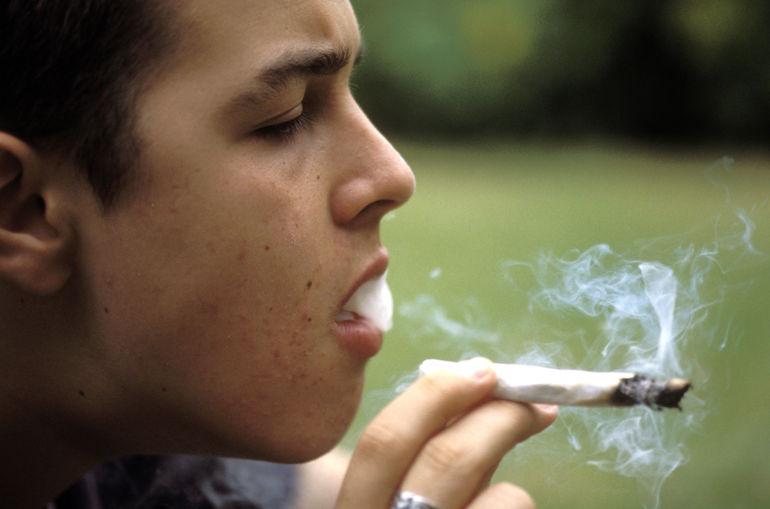 Irlannissa työttömät nuoret käyttävät paljon rahaa kannabikseen.