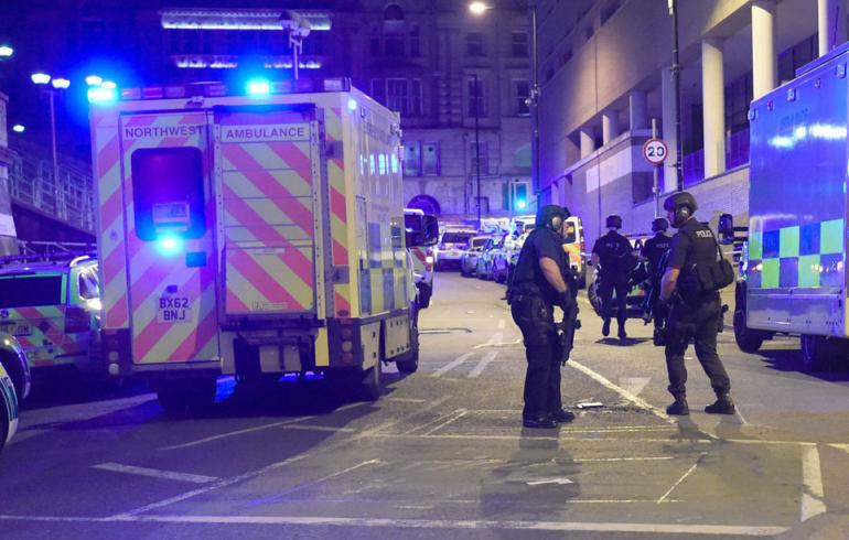 Viranomaiset Manchester Arenan ulkopuolella