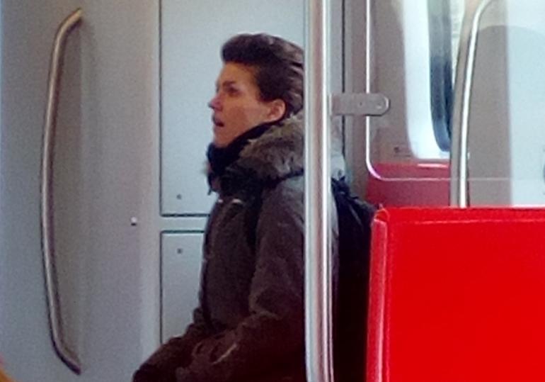 Maria Ylipää jutteli metrossa itsekseen.