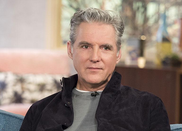 Michael Praed näytteli Robin Hoodia sarjassa Robin - Sherwoodin sankari.