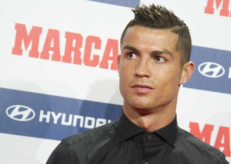 Real Madridin Cristiano Ronaldo seurustelee nuoren mallin kanssa.
