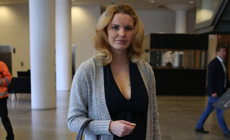 Sanna Suutari poseeraa Seiskalle
