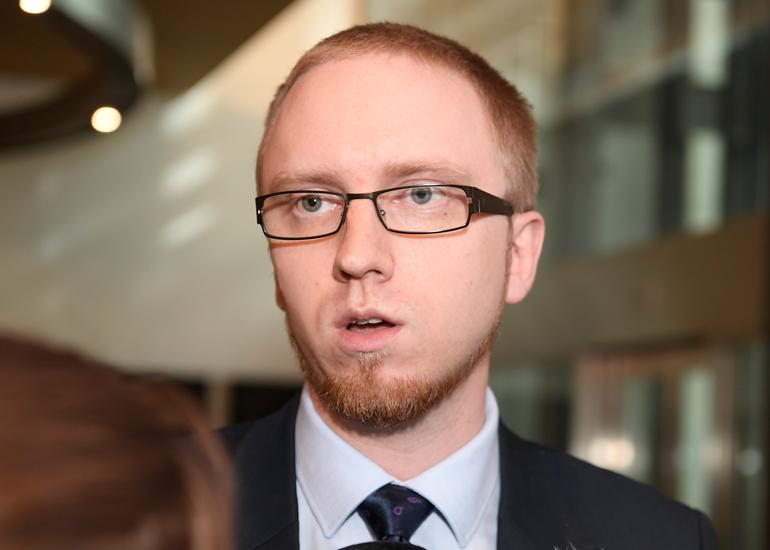 Simon Elo lehdistön haastateltavana.