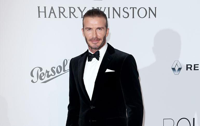 David Beckham poserraa punaisella matolla