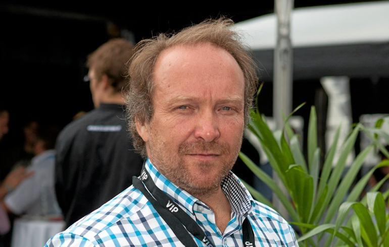Teuvo Hakkrainen poseeraa Seiskalle