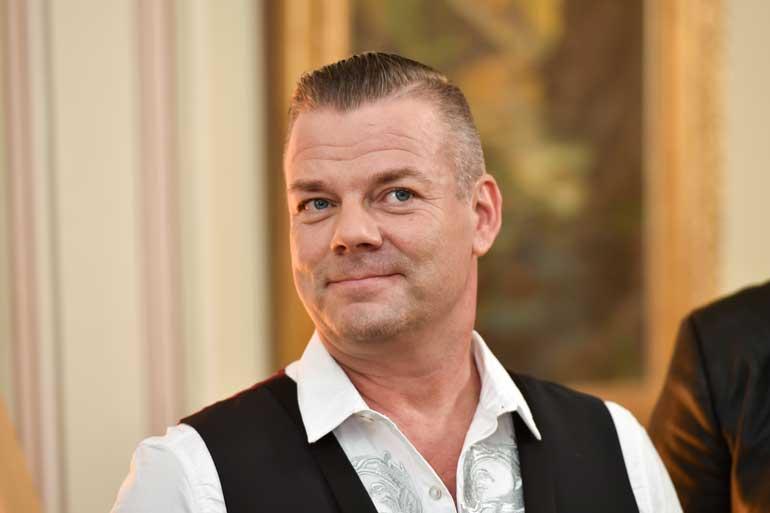 Jari Sillanpään esiintymisasu ei miellyttänyt.