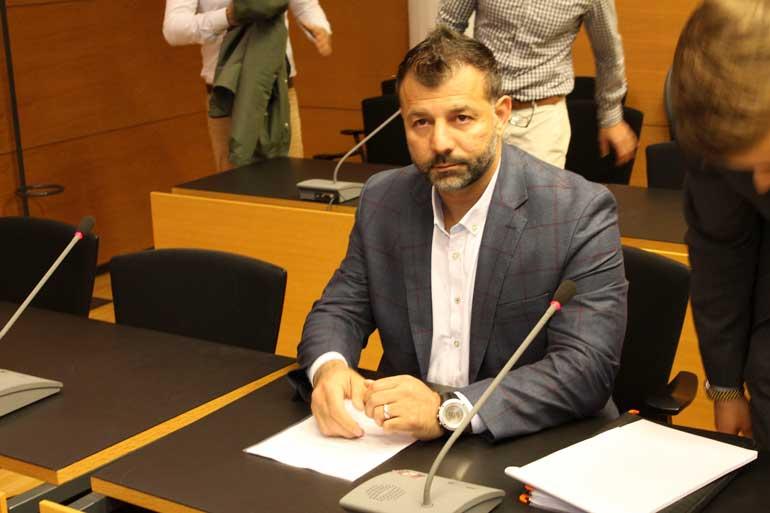 Rami Adham Helsingin käräjäoikeudessa.