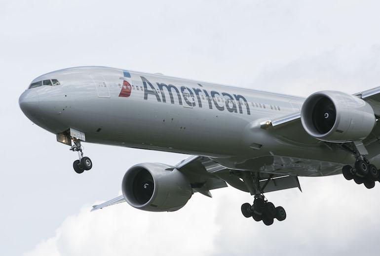 Mies tyydytti itseään American Airlinesin lennolla.