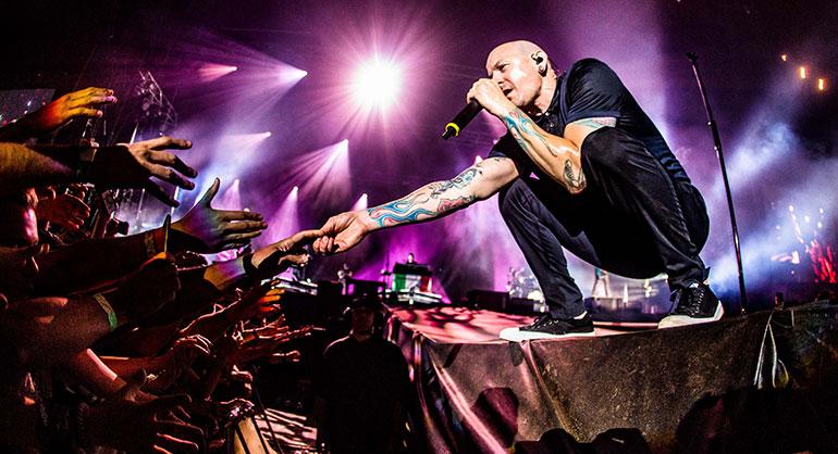 Chester Bennington esiintyy