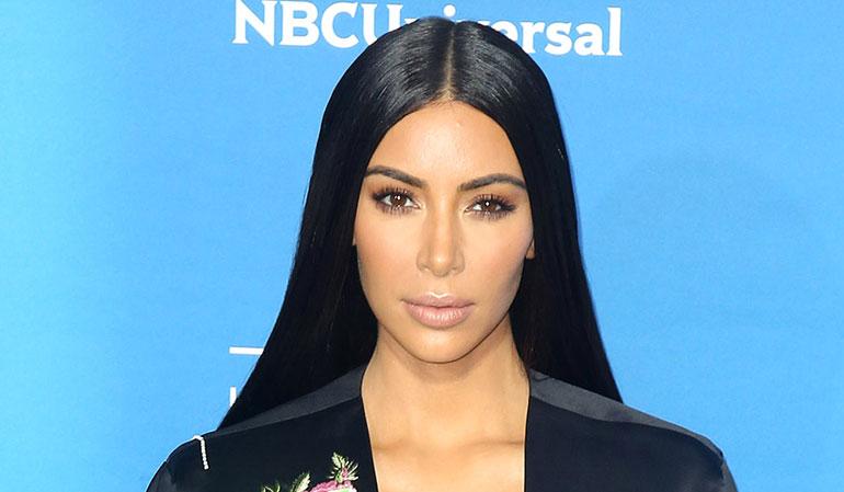 Kim Kardashian poseeraa punaisella matolla