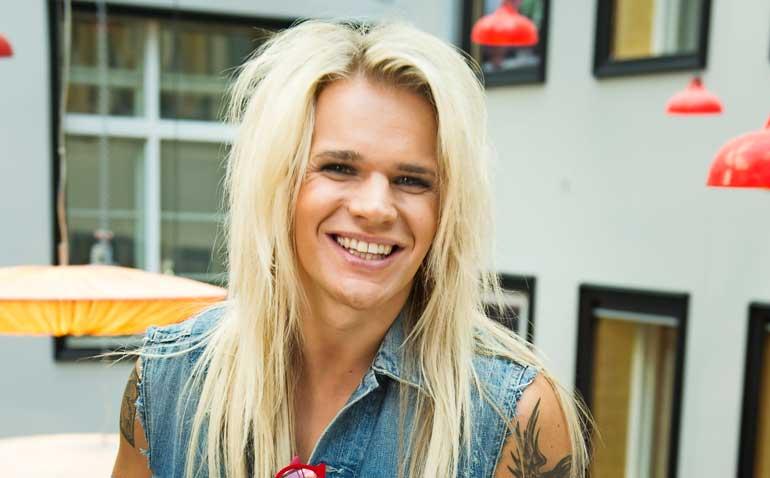 Olli Herman hempeili tankotanssijan kanssa.