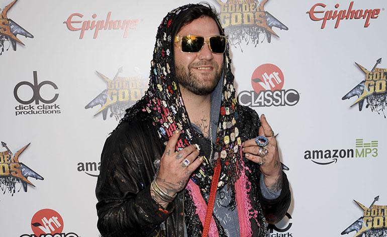 Bam Margera poseeraa punaisella matolla