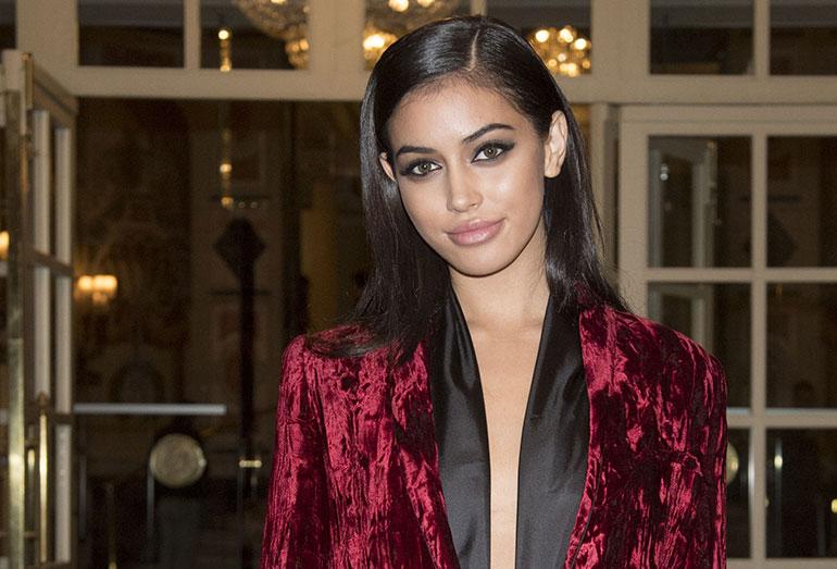 Cindy Kimberly poseeraa punaisella matolla