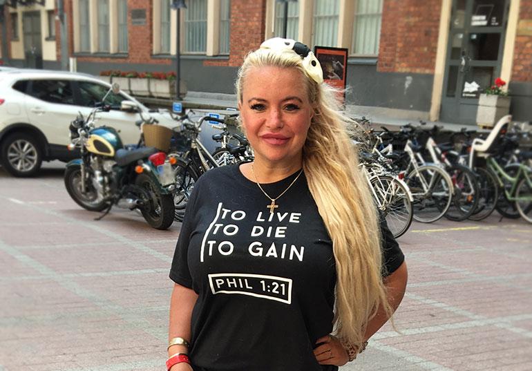Johanna Tukiainen poseeraa Seiskalle