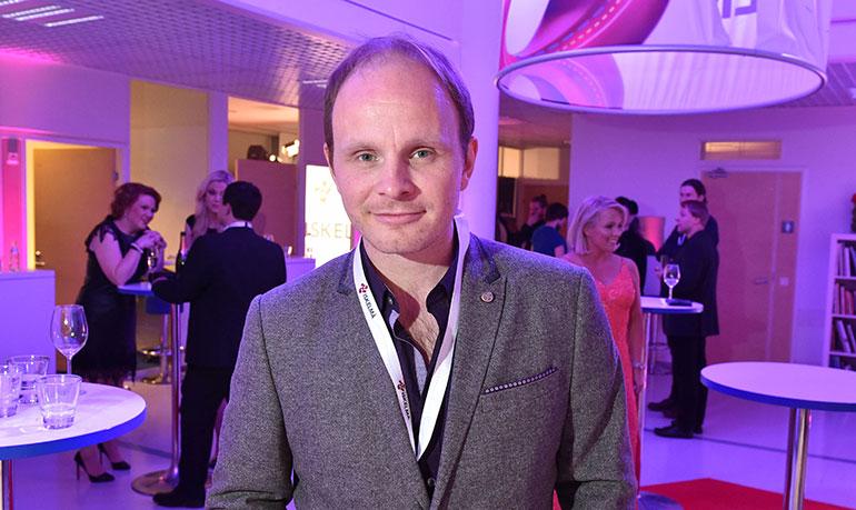 Dome Karukoski poseeraa Seiskalle