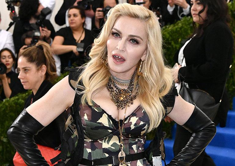 MAdonna poseeraa punaisella