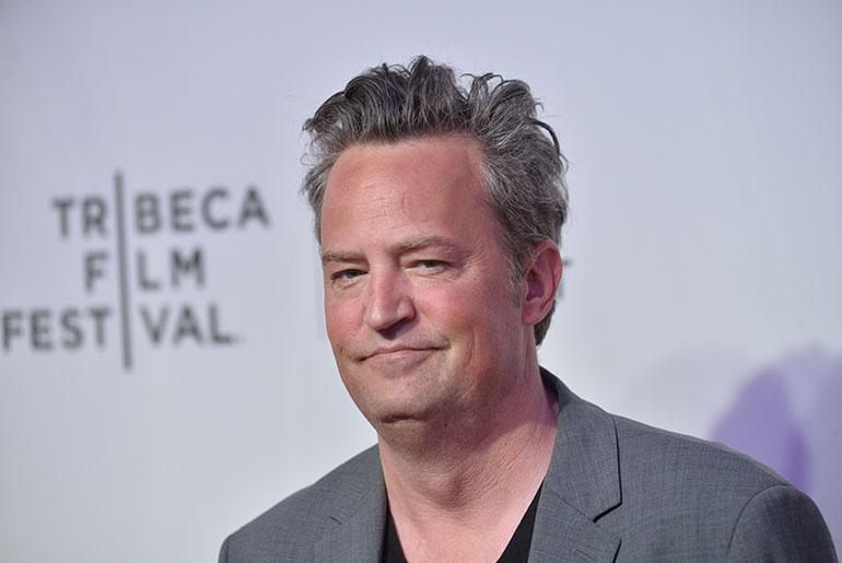 Matthew Perry punaisella matolla