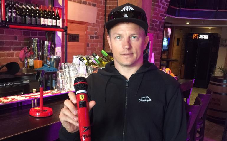 Kimi Räikkönen kävi karaokebaari Walliksessa vastaanottamassa itselleen kustomoidun mikrofonin.