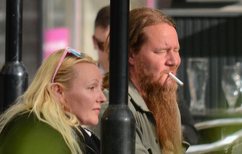 Mari ja Jouni Hynynen röyhyttelivät röökiä Helsinki-Vantaalla. Arkistokuva.