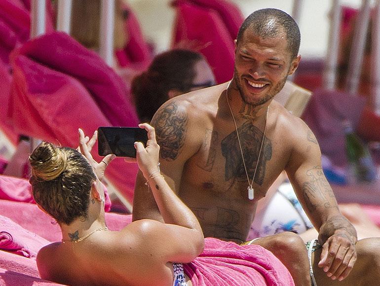 Jeremy Meeks rannalla Chloe Greenin kanssa