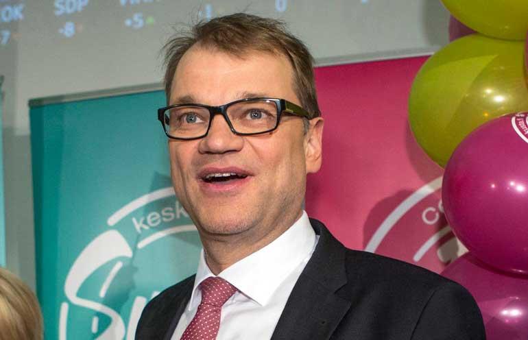 Juha Sipilä ajaa sähköautolla.