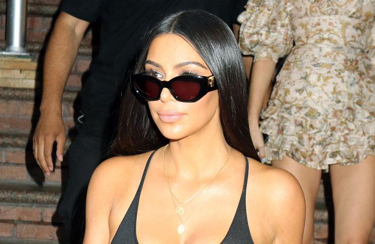 Kim Kardashian nännit esillä