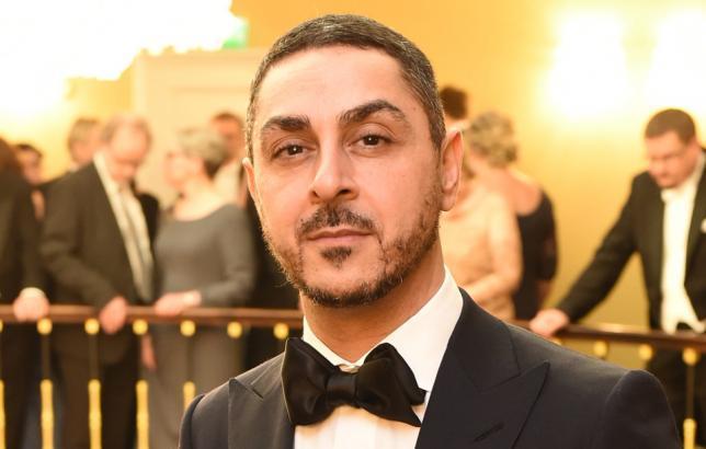 arman Alizad poseeraa Seiskalle