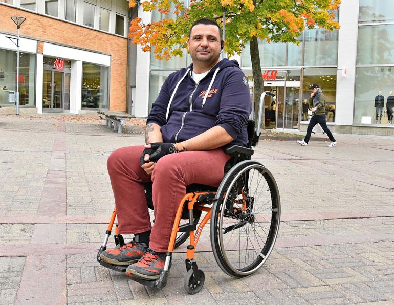 Hassan vammautui Turussa.