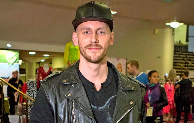 Niko Nousiainen poseeraa seiskalle