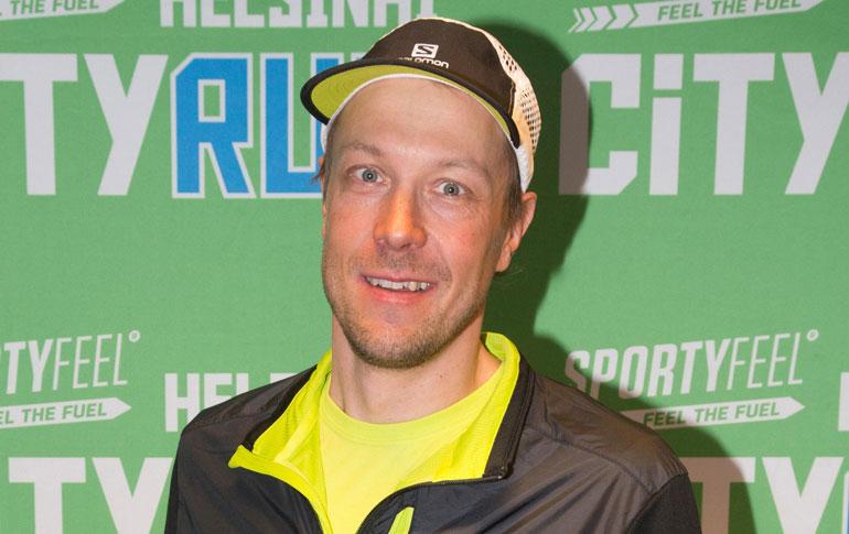Mikko Peltola rentoutui saunassa.
