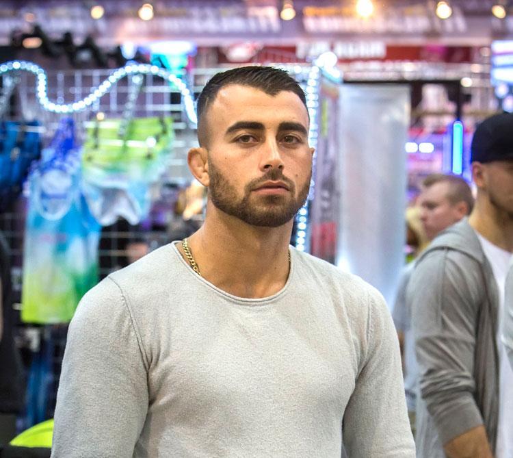 Makwan Amirkhani suree sukulaisiaan.