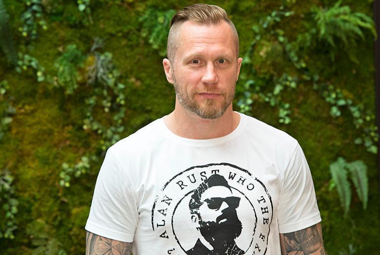 Hannes Hyvönen poseeraa Seiskalle