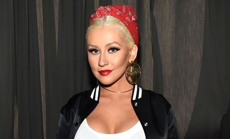 Christina Aguilera kohautti t-paidalla.