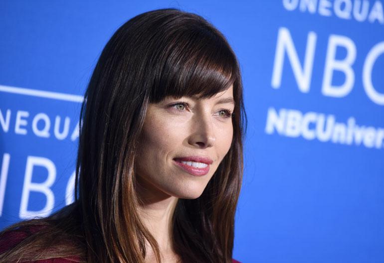 Jessica Biel käänsi katseita rohkealla mekolla.