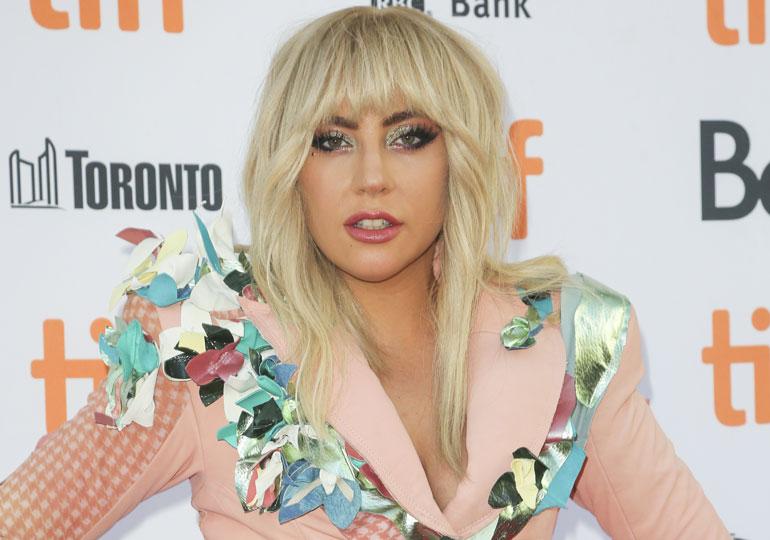 Lady Gaga poseerasi uimarannalla rohkeasti.