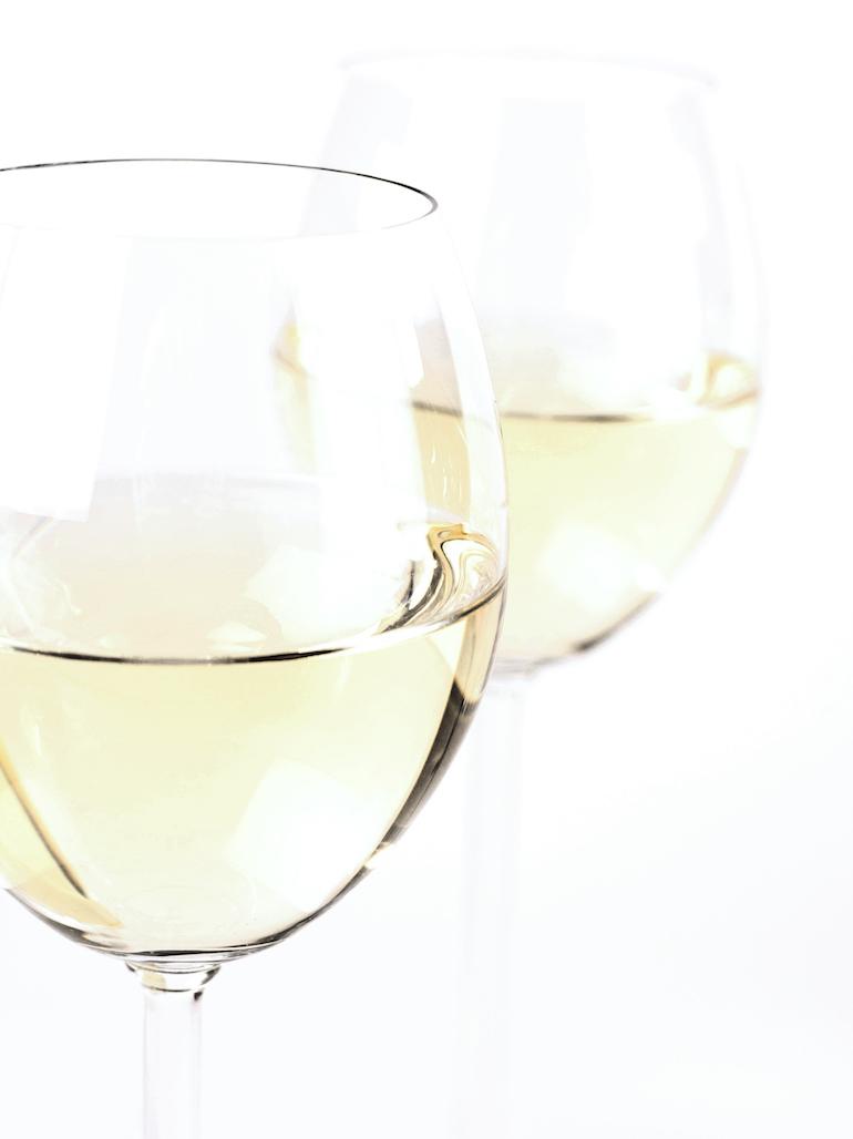 Äiti antaa lapsilleen alkoholia.