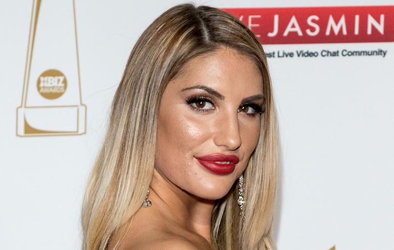 August Ames punaisella matolla