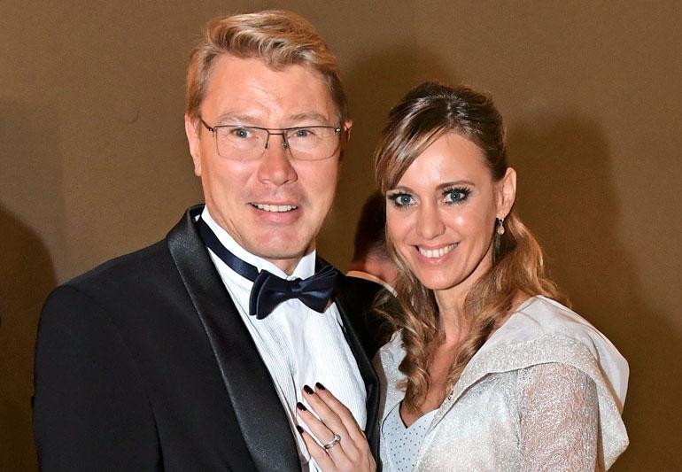 Mika Häkkinen ja hänen Marketa-vaimonsa Linnan juhlissa 2017.