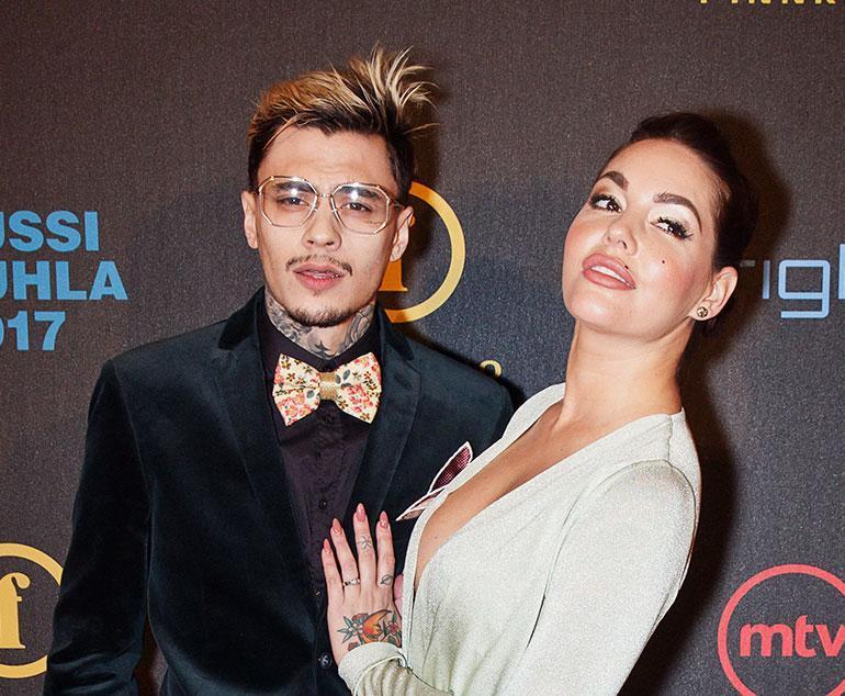 Mikael Gabriel ja kihlattu ostivat ruman paidan.
