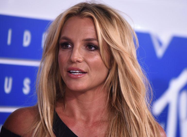 Britney Spears ja uhkea povi.