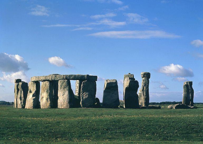 Stonehenge kiehtoo tutkijoita.