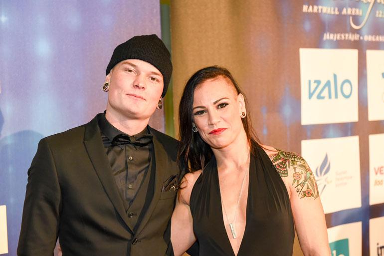 Eva Wahlström ja Niklas Räsänen pussailivat savusaunassa.