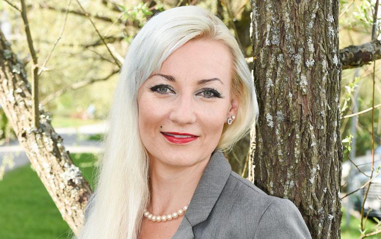 Marika Fingerroos tarttui pornotähden rintoihin.