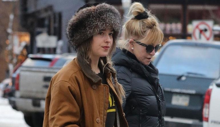 Dakota Johnson karvahattu päässä.