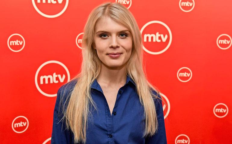 Alina Tomnikov tähdittää Putousta.